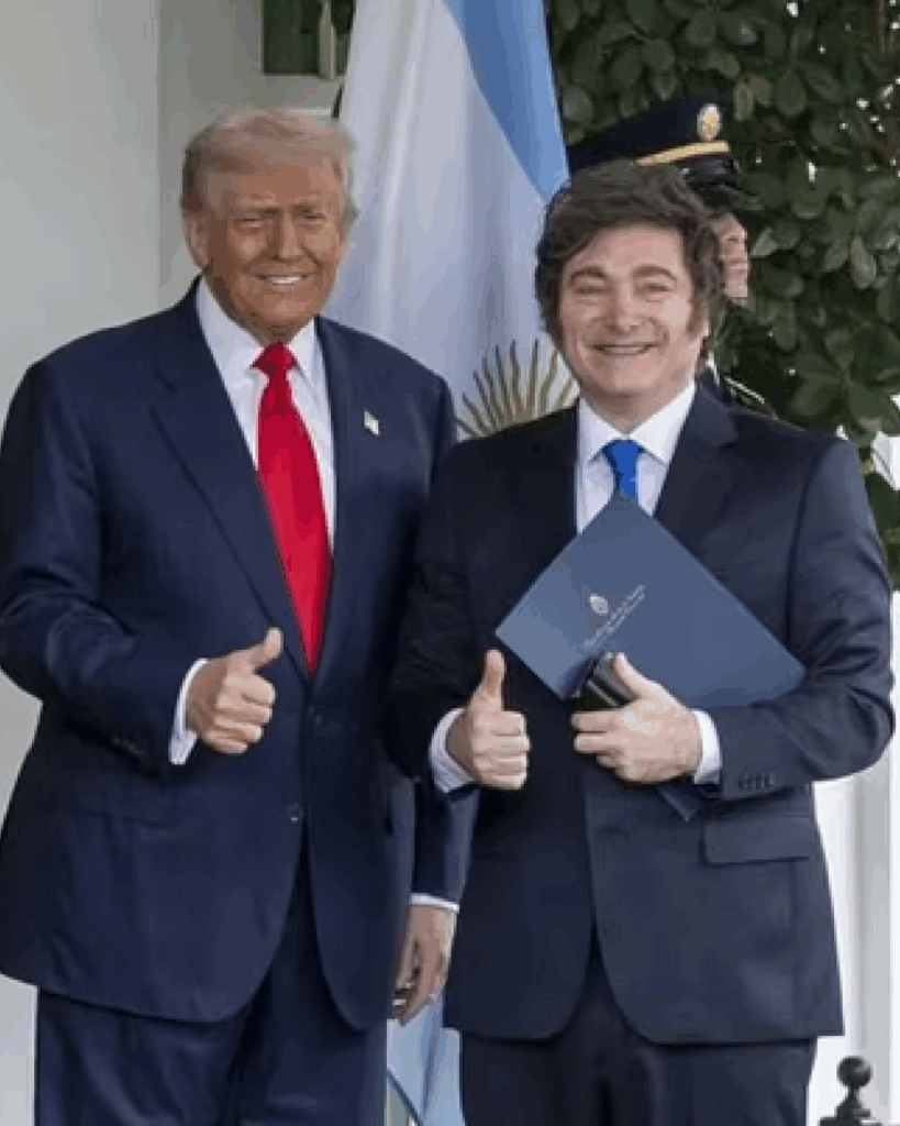Contenedores de carga en un puerto con banderas de Argentina y Estados Unidos representando el freno al acuerdo comercial ARTI.